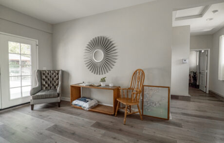 Cozy and inviting sitting room at Trinity Hills Estates, a senior living community in Arcadia, California, designed for relaxation and social interaction